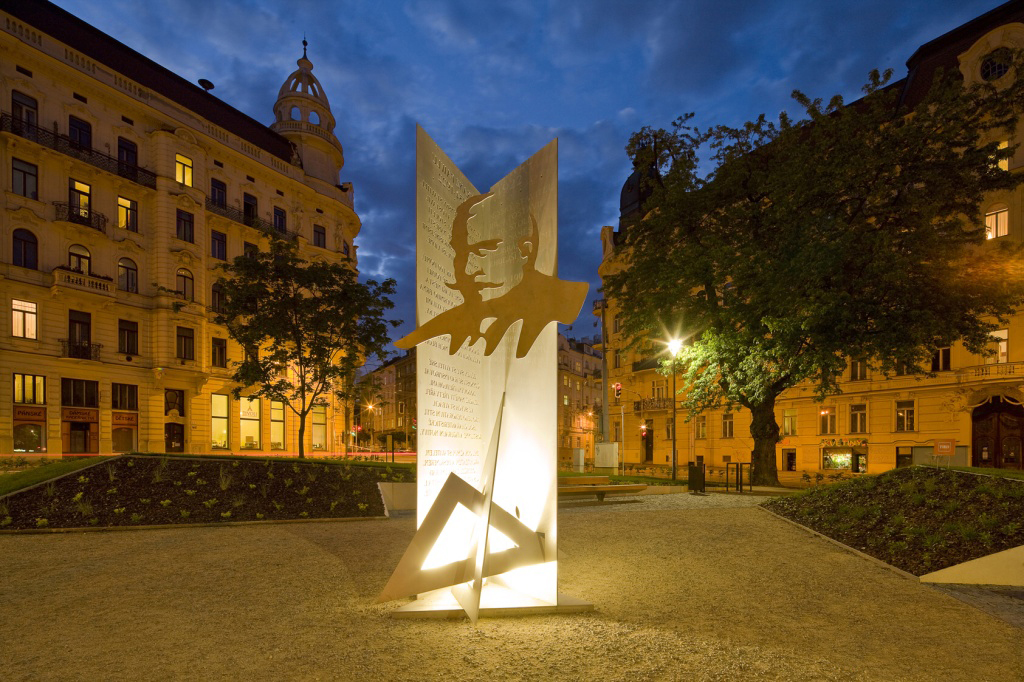 Pomník Franze Pawlu - Brno, Konečného náměstí, 2015 (nerezová ocel, výška 4,5 m)