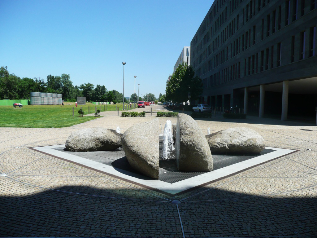 Fontána v River City - Praha Karlín, 2002 (žula)